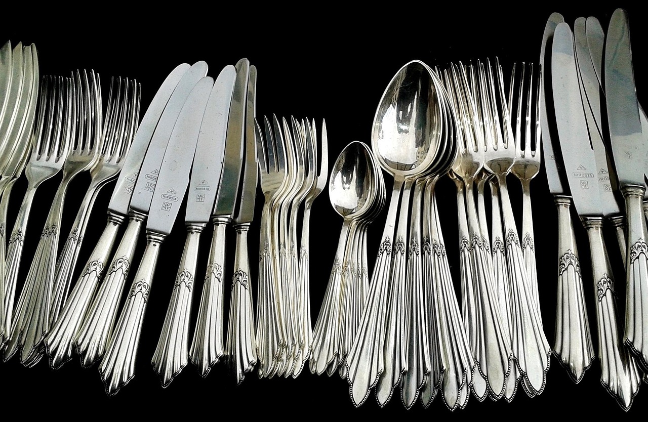 Un motón de cubiertos de plata para determinar por cuánto vender una cubertería de plata